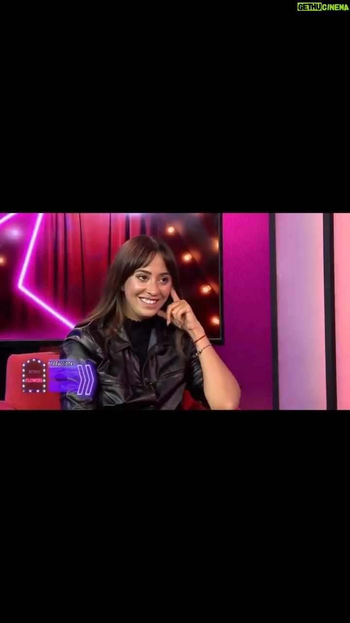 Naiara Awada Instagram - Naiara siendo naiara 😂 y otra entrevista divina , en este caso mi compañerito @fedeflowersok me entrevistó junto a @betinacapetillo para @mundoflowers.ok 🌈🫶💕🙌👍📺❤️ Pelo by @malapeluqueria Make up @agenciadebelleza