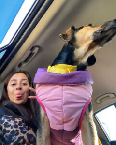 Naiara Awada Instagram - El color que me hizo @malapeluqueria y nutrición a mi pelito que tanto me preguntaban me hago ahí ☺️ Y viernes de cookie recorre ( pet friendly ) like y les mostramos todo nuestro día juntas recorriendo la city