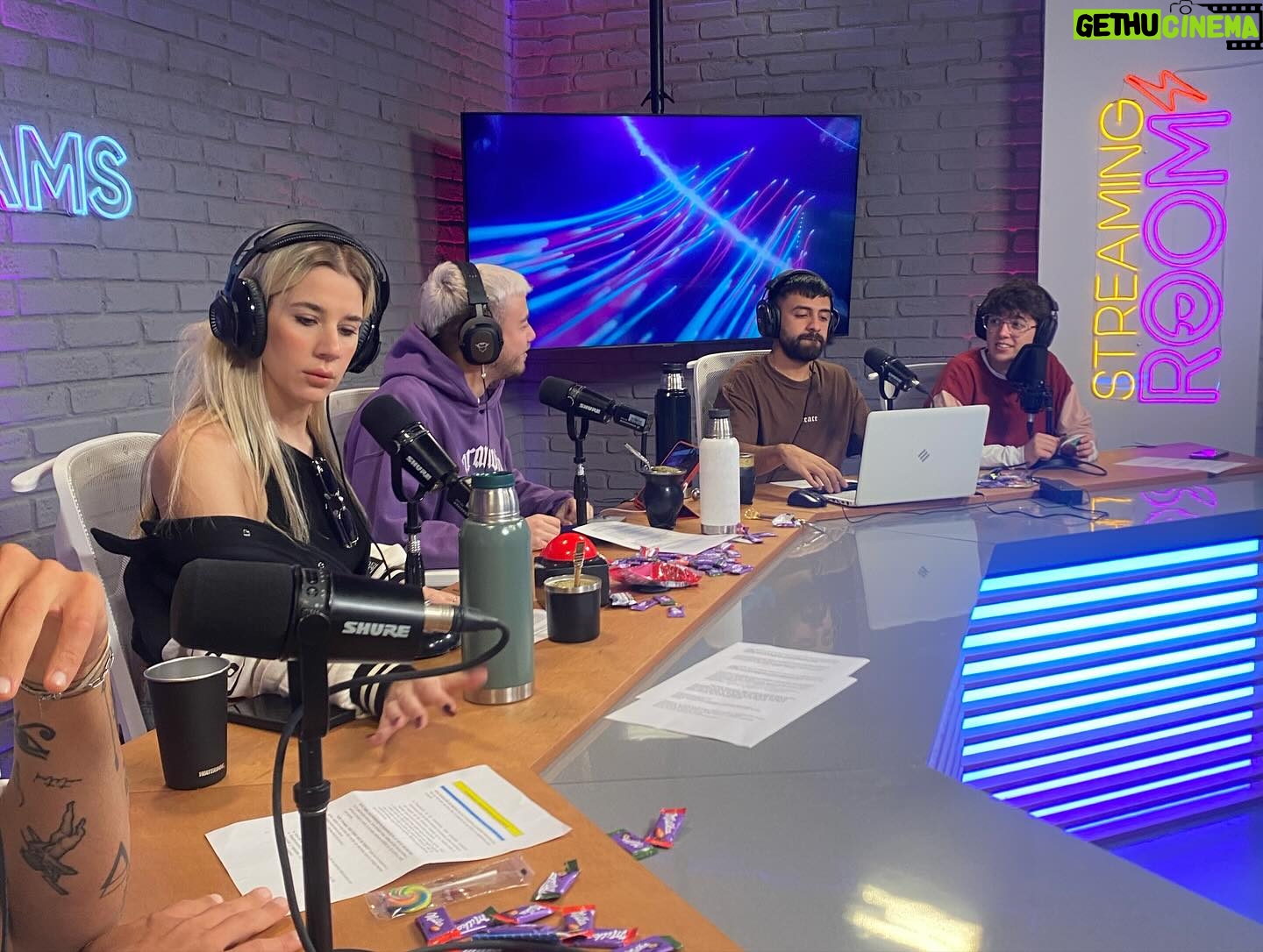 Naiara Awada Instagram - Entrevistando a @dalessiomauro_ en @fueradejoda @telefe