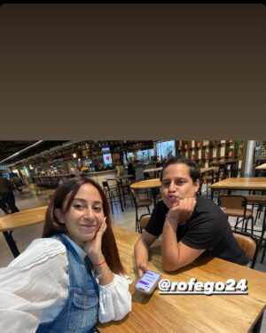 Naiara Awada Instagram - Hoy sentí la necesidad de escribirles .
Siempre fui militante de los derechos a la libertad . Siempre en mi casa me enseñaron a ser LIBRE. 
Conocí en este medio personas maravillosas como @flordelave y la lista es interminable que sufrieron discriminación y si bien avanzamos muchísimo no puedo creer seguir escuchando en los medios y a DIARIO dichos tan homofobicos y discriminadores . Lo vivo con mi mejor amigo @rofego24 y gracias a dios siempre como yo digo, siempre  estuve del lado lgbt de la vida y hasta me coronaron princesa gay . Trabajando años como bailarina y siendo la persona más feliz del mundo .
CADA PERSONA ES Y HACE LO QUE SE LE CANTA. Los amo con mi vida y siempre desde mi humilde lugar voy a defender a cada persona que sea discriminada por lo que SEA. 
Gracias @peuteopalermosoho @club69.ba @fiestaplop y tantos lugares donde fui feliz y libre trabajando siempre . BASTA de atrasar 
Naiara Awada . 🏳️‍🌈