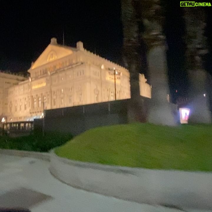 Naiara Awada Instagram - Calle corrientes , una buena comedia teatral , los inmortales , vino tinto , gomitas del Kiosco y mi Buenos Aires amada . Que más puedo pedirle a una noche perfecta. ?????