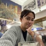 Naiara Awada Instagram - Calle corrientes , una buena comedia teatral , los inmortales , vino tinto , gomitas del Kiosco y mi Buenos Aires amada . Que más puedo pedirle a una noche perfecta. ?????