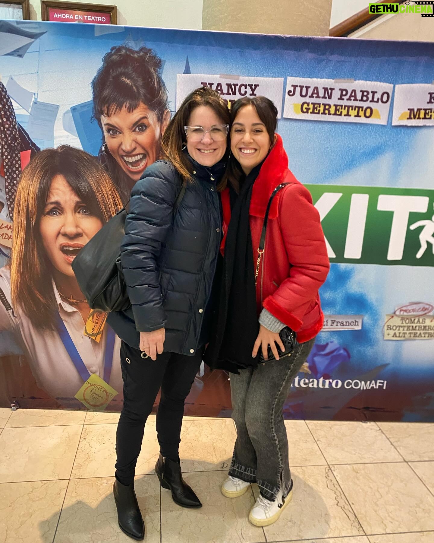 Naiara Awada Instagram - Calle corrientes , una buena comedia teatral , los inmortales , vino tinto , gomitas del Kiosco y mi Buenos Aires amada . Que más puedo pedirle a una noche perfecta. ?????