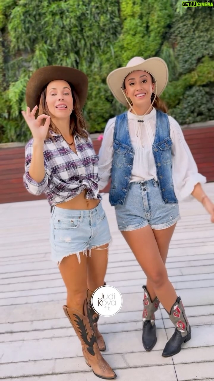 Naiara Awada Instagram - ¡Termina la semana a puro baile con #JudiKovaFit! 💃🏻 Nuestra entrenadora personal @judikova te invita a dominar una coreo muy divertida y con mucho estilo junto a @naiawada 🤠 Contános en los comentarios si adivinaste cuál es el baile 💬✨ 📹 Ya lo podes ver por MiTelefe.com y en youtube.com/Telefe🔥