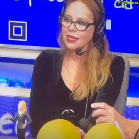 Naike Rivelli Instagram - Stimo molto mia madre, é una donna con 8 Mila coglioni che ci ha insegnato a noi figli il rispetto di noi stessi, degli altri, degli animali e la natura. Considerata una diva in tutto il mondo, non si è mai atteggiata né sentita tale. Una donna umile e sincera che vive una vita molto semplice, non ha mai amato il lusso ma ci ha sempre insegnato che la semplicità, l’amore, la verità e la consapevolezza ti fanno rimanere con i piedi saldi a terra. E ci ha specialmente protetti da certi ambienti superficiali, costruiti e pieni di finzione. #naikerivelli grande mamma @ornellamuti @ungiornodapecora @enzinoiacchetti @carola.terradura @blueeyedfamily @ornellamutihempclub @cannabis_medical_center