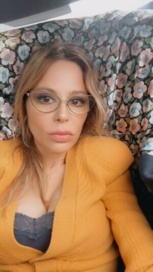Naike Rivelli Instagram - Ultime Novità da Sanremo: sono in crisis 🤦🏻‍♀️
Non sanno cosa dire sul palco per conto degli agricoltori. Noi abbiamo con noi #antoniozangari @il_gigante_buono14  a capo di tutti i presidi del sud della Calabria. Lui si esprime benissimo. Sa anche essere più rapido e conciso degli ultimi discorsi fatti sui palchi di Sanremo. Se lo fanno salire, noi gli teniamo la mano, se no gli scriviamo noi a #amadeus il comunicato stampa da leggere. Visto che lui non sa bene cosa succede nel suo paese ❤️❤️❤️🇮🇹📣🚜🍊❤️❤️❤️ #naikerivelli @ornellamuti #ultimenotizie #sanremo #scioperoagricoltori 
In rai sono arrivati TUTTI COMUNICATI. LI ABBIAMO MANDATI NOI. State dicendo che mentiamo? Dai Ama. Dai Rai. Ma che davvero? 
@adnkronos_ @alisatoaff 
@striscialanotizia 
@il_gigante_buono14 
@_fedezangari @gabriellazangari 
Per essere sicura taggo di nuovo: 
@rainewsofficial @tg1_rai_official @sanremorai  più chiari di così non si può.  Sono al cell costantemente con @adnkronos_ , che segue tutto, anche @agenzia_ansa  ha ripreso articolo di @alisatoaff di #adnkronos . Lo sa tutta Italia tranne Amadeus e Fiorello e la Rai. 
🤦🏻‍♀️🤷🏻‍♀️🙈🙈🙈🙈🙈🙈🙈🤣🚜🇮🇹📣🍊