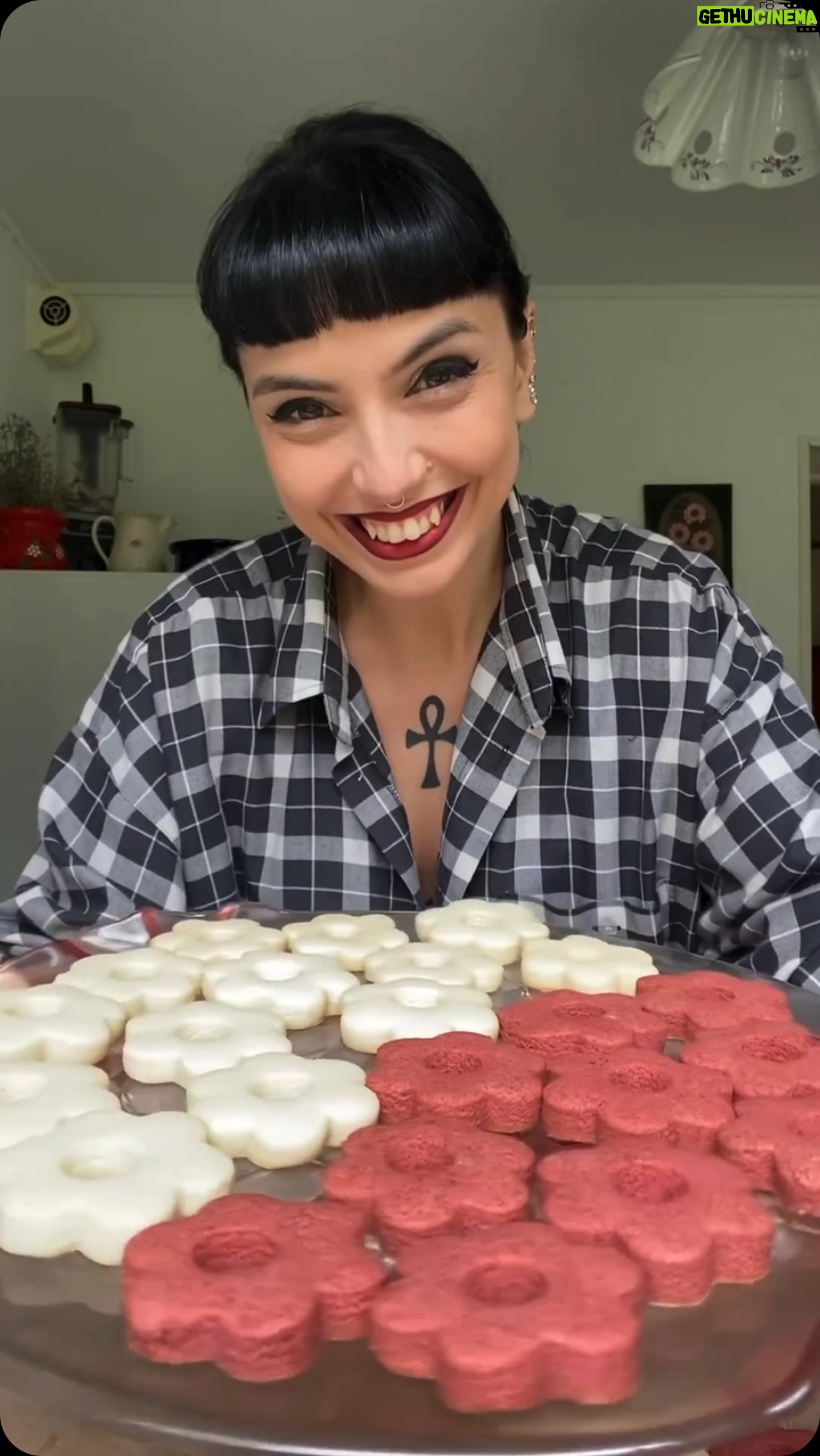Naike Rivelli Instagram - #Repost @lapasticcionavegana Io non diventerò madre ma sarò sempre una madre di cuore per questo auguri a tutte le madri, madri di cuore e di ogni specie ❤️ Vorrei scrivervi tante ma penso sia superfluo, ho racchiuso i miei pensieri in questo video e quindi vi chiedo solo delicatezza 🫂 Un abbraccio e grazie ❤️ Ricetta 👇🏻 https://www.lapasticcionavegana.it/ricette-vegan/canestrelli-vegan Cara @lapasticcionavegana quando mi immagino madre natura, penso a te ❤️