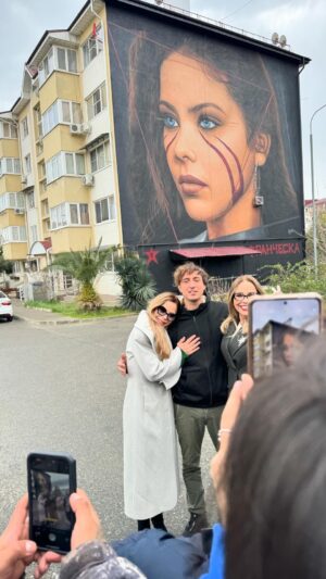 Naike Rivelli Instagram - La bocca della verità #naikerivelli @marcotravaglio @ornellamuti @jorit