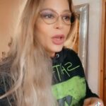 Naike Rivelli Instagram – Facciamo Chiarezza
Un hater é colui che in qualsiasi modo o maniera vomita cattiveria gratuita senza dietrologia.
Facciamo quindi distinzione tra un “hater” e una persona che fa un commento “negativo” o che esprime un pensiero di disaccordo . 
Quelli si chiamano persone pensanti che interagiscono con i social e dicono la loro.
Ahimè tra loro ci sono anche quelli che si esprimono volgarmente. 
Facciamo distinzioni però, 
non sono “hater” ma semplici “maleducati” che si esprimono maleducatamente. 
Non facciamo di tutta l’erba un fascio. 
Quando personaggi pubblici come influencer, presentatori e celebrità fanno errori di comunicazione importanti, le persone si vogliono confrontare con loro. 
Perché? 
Perché sono abituati a sentirsi parte di una “family” dove quotidianamente vengono coinvolti come se facessero parte di qualcosa.
Poi – appena succede che capita uno scivolone, a maggiore ragione le persone della “family” o “comunity” vogliono poter esprimersi e interagire come facevano prima.
Se vengono tagliati fuori, si sentono offesi, snobbati, e derubati della possibilità di magari ricevere qualche spiegazione.  Togliere i commenti è come chiudere una porta in faccia a chi ti voleva bene.  #naikerivelli #presentatori #influencer #compagniabella #hater #personepensanti