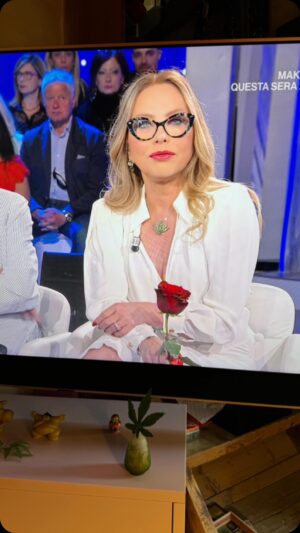 Naike Rivelli Instagram - Buona #domenicain @mara_venier 
@ornellamuti #micheleplacido 
@lucia_silvestri grazie 🙏🏼 per la foglia 🍁 
@elisabettafranchi @diegopadula @masterchef_antonio @rai1official 
@ornellamutihempclub 
@cannabis_medical_center