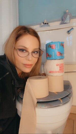 Naike Rivelli Instagram - #cagamiunattimo #naikerivelli #fratellidicrozza @fratellidicrozza #stampa #notizie #notizieimportanti #distrazioni #distrazionidimassa #influencer #tristezza 
Tranne @ilfattoquotidianoit nessuno ne parla… si parla più di #fedez 🙆🏻‍♀️🙈🤦🏻‍♀️
Situazione davvero di #caccapupù @gastona.it