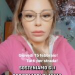 Naike Rivelli Instagram – Noi giovedì saremo qui nel Nord a Tortona a manifestare e sostenere gli Agricoltori di tutta Italia 🇮🇹. Dal Nord al Sud invito chiunque ha un minimo di nostalgia dei prodotti nostrani, del grano, dei pomodori, delle arance, dei kiwi, degli avocado, dei finocchi, le fragole, i melograni… ecc ecc… di scendere per strada e unirsi a noi tutti. Siamo quello che mangiamo. Non lasciamo che le nostre piccole aziende e imprese vengano schiacciate e inghiottite dalle multinazionali. #naikerivelli #seiquellochemangi #scioperoagricoltori #manifestazione #tuttaitalia #nord #sud @ornellamuti @il_gigante_buono14 @codacons_official #ambientalisti #svegliatevi