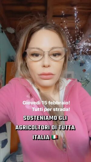 Naike Rivelli Instagram - Noi giovedì saremo qui nel Nord a Tortona a manifestare e sostenere gli Agricoltori di tutta Italia 🇮🇹. Dal Nord al Sud invito chiunque ha un minimo di nostalgia dei prodotti nostrani, del grano, dei pomodori, delle arance, dei kiwi, degli avocado, dei finocchi, le fragole, i melograni… ecc ecc… di scendere per strada e unirsi a noi tutti. Siamo quello che mangiamo. Non lasciamo che le nostre piccole aziende e imprese vengano schiacciate e inghiottite dalle multinazionali. #naikerivelli #seiquellochemangi #scioperoagricoltori #manifestazione #tuttaitalia #nord #sud @ornellamuti @il_gigante_buono14 @codacons_official #ambientalisti #svegliatevi