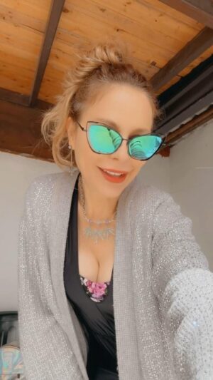 Naike Rivelli Instagram - Hello it’s me!!! Vi ricordate quando vi dicevo che i trucchi di @ladygaga @hauslabs sono pazzeschi?????! Beh … ora potete andarli a provare di persona! Poi ditemi che non vi avevo dato una super chicca! Il bello di non essere pagati da nessuno per dire la propria ti permette di dire sempre la verità🙆🏻‍♀️🤪💃🏻✅
Oltre essere il prodotto più buono, efficace e pazzesco sul mercato, hanno prezzi giusti e sono #vegan e #crueltyfree - della serie non voglio nient’altro nel mio make-up bag! 💚💚 #naikerivelli @ornellamuti che goduria potervi dire : ve lo avevamo detto 🤪🤣🤣🤣🤣🤣