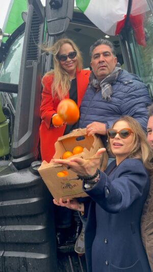 Naike Rivelli Instagram - Siamo a Sanremo con la stampa! 
C’è pure la Rai! 🤣🤪🥰📣🚜🍊🇮🇹🙏🏼🙏🏼 
@ornellamuti #naikerivelli 
@il_gigante_buono14 #antoniozangari 
@codacons_official @striscialanotizia 
@sanremorai 
@adnkronos_ @alisatoaff