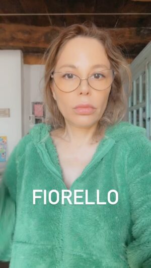 Naike Rivelli Instagram - Caro #rosariofiorello parla per te e le tue di esperienze. Non parlare per il resto dell’Italia. Per coloro che ancora non ne sanno nulla. Ecco come funziona! 💚💚💚💚💚💚 #naikerivelli @ornellamuti 
@ornellamutihempclub per informazioni 
@cannabis_medical_center per le visite e le prescrizioni. Sì può fare tutto online! 💚
@storz.bickel per i dispositivi medici per vaporizzare. 
Mi viene chiesto perché costa tutto così tanto.  Vi spiego. Perché in Italia 🇮🇹 l’erba medica viene comprata all’estero e costa molto di più per noi pazienti 🙈😡🤬🥺 
Anche i dispositivi medici sono molto costosi. Esistono una miriade di vaporizzatori, economici di vario genere. Ma non sono dispositivi medici. Questo è il più buono e unico riconosciuto come vero dispositivo medico. Dura una vita e se pensi alla salute, ne vale la pena. 
Con queste patologie tramite ASL si possono avere cure gratuite:
Dolore cronico;
Dolore neurogeno;
Spasticità associata a dolore;
Nausea e vomito, causati dai trattamenti antitumorali e dalle terapie per HIV;
Mancanza di appetito, dovuta a cachessia, anoressia, tumori o AIDS;
Sintomi del glaucoma;
Movimenti involontari del corpo e facciali, tipici della sindrome di Gilles de la Tourette
Questo in Lombardia, bisogna informarsi su tutte le altre regioni perché a secondo della regione potrebbero aggiungersi patologie in più.
Per tutte le altre patologie o per non aspettare nel frattempo i tempi dell’ASL ci siamo noi del @cannabis_medical_center 
Tutte le altre problematiche di salute si possono affrontare anche con la cannabis ma si richiede la cura privatamente.
#bigpharmasucks @cannabis_medical_center @ornellamutihempclub