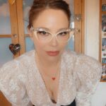 Naike Rivelli Instagram - Finalmente dopo anni di lunghe battaglie per la protezione dei minori in rete si smuove qualcosa! Non solo le nuove leggi che escono per tutelare i minori ma anche gli influencer con i baby influencer più famosi e visti di Italia, hanno fatto dei passi indietro! Vedo che la finta stampa di oggi cerca di capire il perché lo facciano… 🙈🤦🏻‍♀️🤮 Se perché si litigano o perché ci sono leggi nuovo che glielo vietano… Perché perché .. chi se ne frega del perché! Sono fatti loro! La cosa importante è che finalmente qualcuno si interessa che questi baby influencer, piccoli esseri che lavorano 24 ore su 24, finalmente ricevono qualche tutela. Spero vivamente che L’Italia che pende dalle mosse dei Ferragnez.. stampa in primis, ne faccia un motivo di discussione importante. Come funziona il mondo dei poveri baby influencer? E chi tutela i bambini dei genitori sfruttatori seriali della privacy dei figli in rete? Chi definisce i contratti e i brand per i baby minori lavoratori? Come funziona la legge della privacy dei minori in rete in Italia? La tutela del lavoro minorile? Dopo la legge Ferragni sulla beneficenza, speriamo che facciano la legge per proteggere i baby influencer che ormai spopolano in tutta Italia grazie a Leone e Vittoria 🙈💔🥺 e il consenso generale di Meta #metainstagram che sarebbe un attimo da scrutare. Instagram ha una legge che vieta account a minori di 14 anni. Come si mette per i baby influencer che lavorano da quando sono in grembo sui social? Spero se ne occupino. Per ora faccio solo un grande applauso a #chiaraferragni e #fedez che per una volta a mio avviso si stanno comportando da #influencerdiscelteintelligencer 🤪🙏🏼👏🏼👏🏼 @ornellamuti