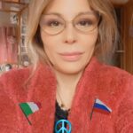 Naike Rivelli Instagram - Mi chiamo Naike Rivelli Sono mezza Napoletana, sono mezza Russa e ne vado fiera. ☮️❤️ @ornellamuti @ulyanasergeenko @dubchakk @zhannagarber @lizaadamenko_ @infloresscence @lorenzo.bagnati98 @diegopadula @d_gazaryan @maisonesve @il_rammaricato