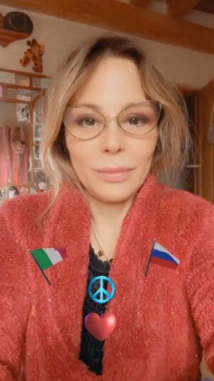 Naike Rivelli Instagram - Mi chiamo Naike Rivelli 
Sono mezza Napoletana, sono mezza Russa 
e ne vado fiera. 
☮️❤️ 
@ornellamuti @ulyanasergeenko @dubchakk @zhannagarber @lizaadamenko_ @infloresscence @lorenzo.bagnati98 @diegopadula @d_gazaryan @maisonesve @il_rammaricato