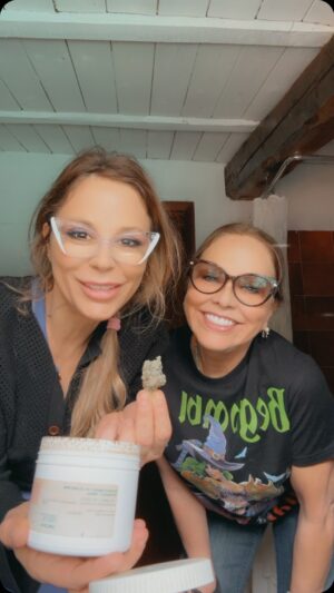 Naike Rivelli Instagram - @riccardomagi Perché portare inflorescenze di CBD quanto possiamo perfettamente portare inflorescenze legali mediche con THC full spectrum? #naikerivelli @ornellamuti 
@ornellamutihempclub @cannabis_medical_center 
@riccardomagi  @megliolegale 
🍁🍁🍁🍁🍁🍁🍁🍁🍁🍁🍁 🇮🇹👍🏼💃🏻 
In Italia 🇮🇹 é possibile richiedere una prescrizione medica per avere la cannabis medica. Basta informarvi. @cannabis_medical_center 
@dottorpaolomonaco 
@ornellamutihempclub 
@eternalmusehair