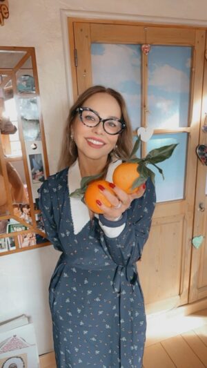 Naike Rivelli Instagram - Ieri abbiamo scritto a Sanremo, per capire bene dove lasciare le arance 🍊. Perché noi siamo persone educate. Mi hanno dato il numero di una certa Giovanna Civitillo, le ho scritto ma non ha risposto né a me né alla mamma. Quindi proseguiamo nel nostro tragitto fiduciosi e pieni di positività e arance 🍊 Calabresi DOP! #naikerivelli @ornellamuti 
@il_gigante_buono14 #antoniozangari 
#calabria #amoremio #scioperoagricoltori #rosarno #italia #sanremo #arance #arancedalsud 
@codacons_official 
@gabriellazangari @_fedezangari @rainewsofficial @sanremorai @alisatoaff @adnkronos_