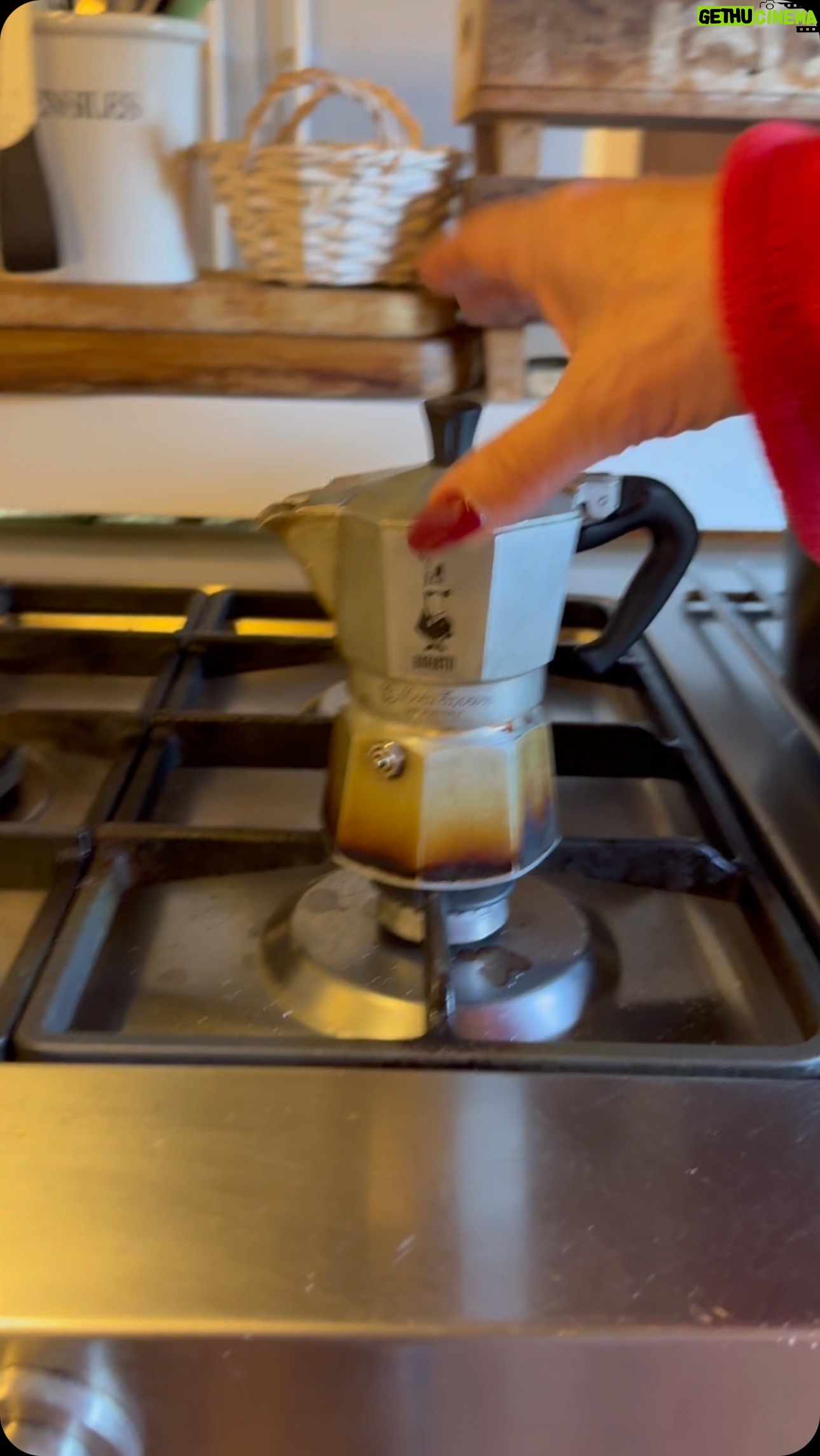 Naike Rivelli Instagram - Caffè? #naikerivelli @ornellamuti #espresso #moka #mokapot #italy