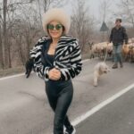 Naike Rivelli Instagram – Non c’è nulla di più bello che vedere gli animali fuori dalle gabbie 💚❤️❤️💚 
#endspesiecism #loveanimals #chisadovevanno #naikerivelli @ornellamuti
#ecofashion #tuttalavita
Ps) quando vi bevete e mangiate prodotti animali da animali attaccati a delle macchine pieni di ormoni e vaccini, che non vedono un raggio di sole e un pezzetto d’erba, ma mangiano mangimi trattati prodotti dall’uomo…. Non state assumendo prodotti naturali ma pieni di merda. Tanto vale mangiare i grilli e larva… 
Ormai anche in Italia come nel resto del mondo. L’immagine carina della mucca che viene munta a mano dalla bella donzella, é solo UN GRANDE ERRORE DI COMUNICAZIONE. Se vedeste come cibano, come tengono, e come mungono le bestie, vi verrebbe lo schifo. Nulla di naturale più, in quello che fa l’uomo. Per questo il mondo e il pianeta stanno morendo.  Evviva il latte di mandorle cazzo! Sono convinta che tutta la carne merdosa e il latte e i suoi derivati che ho mangiato negli anni importanti della mia vita, me li ritrovo tutti nei problemi ormonali di menopausa che mi stanno distruggendo oggi. Mettono ormoni ovunque guys. Così tante donne della mia età hanno meno pause precoci e terrificanti. Le nostre mamme e le nostre nonne invece sono state serene. Fatevi una domanda e datevi una risposta. Se non sai da dove viene il tuo cibo…. Sei nella merda. In Italia oggi sei nella merda.