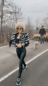 Naike Rivelli Instagram - Non c’è nulla di più bello che vedere gli animali fuori dalle gabbie 💚❤️❤️💚 #endspesiecism #loveanimals #chisadovevanno #naikerivelli @ornellamuti #ecofashion #tuttalavita Ps) quando vi bevete e mangiate prodotti animali da animali attaccati a delle macchine pieni di ormoni e vaccini, che non vedono un raggio di sole e un pezzetto d’erba, ma mangiano mangimi trattati prodotti dall’uomo…. Non state assumendo prodotti naturali ma pieni di merda. Tanto vale mangiare i grilli e larva… Ormai anche in Italia come nel resto del mondo. L’immagine carina della mucca che viene munta a mano dalla bella donzella, é solo UN GRANDE ERRORE DI COMUNICAZIONE. Se vedeste come cibano, come tengono, e come mungono le bestie, vi verrebbe lo schifo. Nulla di naturale più, in quello che fa l’uomo. Per questo il mondo e il pianeta stanno morendo. Evviva il latte di mandorle cazzo! Sono convinta che tutta la carne merdosa e il latte e i suoi derivati che ho mangiato negli anni importanti della mia vita, me li ritrovo tutti nei problemi ormonali di menopausa che mi stanno distruggendo oggi. Mettono ormoni ovunque guys. Così tante donne della mia età hanno meno pause precoci e terrificanti. Le nostre mamme e le nostre nonne invece sono state serene. Fatevi una domanda e datevi una risposta. Se non sai da dove viene il tuo cibo…. Sei nella merda. In Italia oggi sei nella merda.