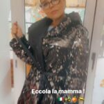 Naike Rivelli Instagram – Dicono che nessuno li ha contattati. 
Sereni, stiamo arrivando per portare un umile regalo da tutta la Calabria. Arance 🍊 
Non siamo sole 🇮🇹📣🚜🍊 portiamo il rappresentante dei presidi di tutta la Calabria #antoniozangari @il_gigante_buono14 
Viene anche la @codacons_official  e un po’ di giornalisti e stampa💚🍊❤️🍊🇮🇹
Visto che ci avete invitato. Non vogliamo entrare nell’Ariston, non vogliamo disturbare il festival della canzone con problematiche poco interessanti per voi. 
Veniamo solo a scaricare un bellissimo dono della Natura. Le arance 🍊 del Sud di Italia. 🇮🇹 Arance Calabresi DOP , magari se le assaggiaste vi rendereste conto della bontà assoluta. Magari capire perché i nostri agricoltori stanno buttando le arance per strada perché non le vendiamo in Italia. 
Noi Italiani compriamo arance e ortaggi dalla Spagna, e il grano viene dall’estero. Stanno affossando tutte le piccole imprese agricole. Quelle che portano frutta e verdure su i nostri tavoli. Abbiamo giornalisti che chiamano me e mia madre per saperne di più perché nessuno sa bene quello per cui stanno scioperando gli agricoltori. Sarebbe importante informarsi e parlarne! Specialmente visto che avete aperto il Festival “non politico”  cantando “bella ciao”… 
La cantavano i partigiani col cuore per un motivo ben preciso ai tempi. Oggi i nostri agricoltori e contadini gridano per strada e nessuno gli da voce. Sono tutti fermi che protestano per avere ancora il Made in Italy dei nostri nonni a tavola. Invece di scimmiottare bella ciao, se dovete fare rumore, cantate la canzone degli agricoltori italiani. 
#naikerivelli @ornellamuti 
@adnkronos_  @alisatoaff 
@sanremorai 
@il_gigante_buono14 
@_fedezangari @gabriellazangari
