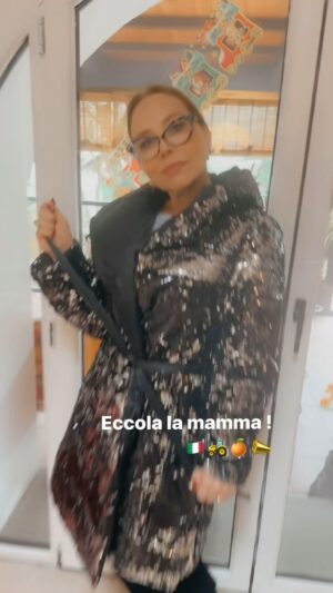 Naike Rivelli Instagram - Dicono che nessuno li ha contattati. 
Sereni, stiamo arrivando per portare un umile regalo da tutta la Calabria. Arance 🍊 
Non siamo sole 🇮🇹📣🚜🍊 portiamo il rappresentante dei presidi di tutta la Calabria #antoniozangari @il_gigante_buono14 
Viene anche la @codacons_official  e un po’ di giornalisti e stampa💚🍊❤️🍊🇮🇹
Visto che ci avete invitato. Non vogliamo entrare nell’Ariston, non vogliamo disturbare il festival della canzone con problematiche poco interessanti per voi. 
Veniamo solo a scaricare un bellissimo dono della Natura. Le arance 🍊 del Sud di Italia. 🇮🇹 Arance Calabresi DOP , magari se le assaggiaste vi rendereste conto della bontà assoluta. Magari capire perché i nostri agricoltori stanno buttando le arance per strada perché non le vendiamo in Italia. 
Noi Italiani compriamo arance e ortaggi dalla Spagna, e il grano viene dall’estero. Stanno affossando tutte le piccole imprese agricole. Quelle che portano frutta e verdure su i nostri tavoli. Abbiamo giornalisti che chiamano me e mia madre per saperne di più perché nessuno sa bene quello per cui stanno scioperando gli agricoltori. Sarebbe importante informarsi e parlarne! Specialmente visto che avete aperto il Festival “non politico”  cantando “bella ciao”… 
La cantavano i partigiani col cuore per un motivo ben preciso ai tempi. Oggi i nostri agricoltori e contadini gridano per strada e nessuno gli da voce. Sono tutti fermi che protestano per avere ancora il Made in Italy dei nostri nonni a tavola. Invece di scimmiottare bella ciao, se dovete fare rumore, cantate la canzone degli agricoltori italiani. 
#naikerivelli @ornellamuti 
@adnkronos_  @alisatoaff 
@sanremorai 
@il_gigante_buono14 
@_fedezangari @gabriellazangari