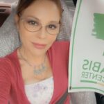 Naike Rivelli Instagram - Per coloro che ancora non ne sanno nulla. Ecco come funziona! 💚💚💚💚💚💚 #naikerivelli @ornellamuti @ornellamutihempclub per informazioni @cannabis_medical_center per le visite e le prescrizioni. Sì può fare tutto online! 💚 @storz.bickel per i dispositivi medici per vaporizzare. Mi viene chiesto perché costa tutto così tanto. Vi spiego. Perché in Italia 🇮🇹 l’erba medica viene comprata all’estero e costa molto di più per noi pazienti 🙈😡🤬🥺 Anche i dispositivi medici sono molto costosi. Esistono una miriade di vaporizzatori, economici di vario genere. Ma non sono dispositivi medici. Questo è il più buono e unico riconosciuto come vero dispositivo medico. Dura una vita e se pensi alla salute, ne vale la pena. Con queste patologie tramite ASL si possono avere cure gratuite: Dolore cronico; Dolore neurogeno; Spasticità associata a dolore; Nausea e vomito, causati dai trattamenti antitumorali e dalle terapie per HIV; Mancanza di appetito, dovuta a cachessia, anoressia, tumori o AIDS; Sintomi del glaucoma; Movimenti involontari del corpo e facciali, tipici della sindrome di Gilles de la Tourette Questo in Lombardia, bisogna informarsi su tutte le altre regioni perché a secondo della regione potrebbero aggiungersi patologie in più. Per tutte le altre patologie o per non aspettare nel frattempo i tempi dell’ASL ci siamo noi del @cannabis_medical_center Tutte le altre problematiche di salute si possono affrontare anche con la cannabis ma si richiede la cura privatamente. #bigpharmasucks #cannabismed