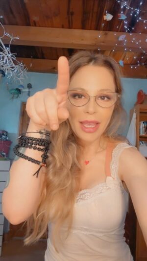 Naike Rivelli Instagram - Quando la Rai @rainewsofficial fa il peggior errore di comunicazione della storia. 
#naikerivelli @ornellamuti @ghali 
#spengolarai #sonoconghali #stopguerra #peace #pace 
Se nel nostro paese non si può più dire che si è pro pace e pro cessa fuoco, stiamo messi molto molto male. @tg1_rai_official