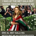Naike Rivelli Instagram - Non sono andata al Met Gala, ma anche se ci fossi andata nessuno mi avrebbe comunque fotografata. Perché se mi avessero fatta entrare sarei andata con questo abito. Come minimo. Lo potete vedere nella foto. Questo sarebbe stato l’unico motivo al mondo oggi, nel 2024, per mostrarmi in un evento il cui tema era: The Garden of Time. Nel giardino del tempo ci sono soprattutto gli errori fatti dagli esseri umani. Su questo magari si dovevano soffermare, non sulla sabbia e i fiori… ma proprio quel tempo… che passando ci insegna a non commettere più gli stessi errori e cambiare in meglio. Oggi agli eventi più importanti ci viene vietato di esprimerci. Ci vietano di dire quello che sentiamo nel cuore e nell’anima. I social oscurano chi cerca di dare un po’ di consapevolezza, e viene visto male chi parla di “ceasefire” (cessate il fuoco) o addirittura di Pace come se fosse qualcosa di brutto. Non puoi avere compassione per un popolo perché hai paura di quello che lo opprime. Vi pare normale tutto questo? Non ho visto una spilla, uno slogan, una frase dedicata alla Palestina in questo sfarzo del Falò delle Vanità. Che capisco vada tutto in beneficenza per il Costume Institute del Metropolitan Museum of Art di New York, ma ragazzi, l’entrata a quello stesso museo è costosa e varia a seconda delle esposizioni, quindi 75 mila dollari a ticket (secondo il Post) e 350 mila dollari a tavolo. A quando ne so, manco per l’ospedale Regina Margherita li tirano fuori. Quanto cavolo di manutenzione ha bisogno questo super museo che, tra l’altro, ho anche visitato e apprezzato, ma credo si sia un po’ esagerando visto l'incasso record di 26 milioni di dollari. Specialmente visto che sullo stesso pianeta, abitato dalle stesse persone ma di luoghi diversi, é in corso un… come vogliamo chiamarlo, se non possiamo dire genoci.... chiamiamolo massacro senza precedenti? Tutti che vanno a parlare di cambi del tempo attraverso la moda… quanti soldi spesi, quanta pubblicità, il mondo si ferma per osservare la sfilata alla “Hunger Games” e nessuno che ha avuto il coraggio o il permesso di fare l’unico statement mancate: "Peace for Palestine". @mow_mag @ornellamuti #repost @absorberyt