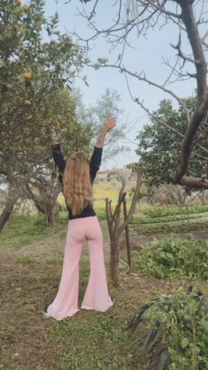 Naike Rivelli Instagram - Nei nostri supermercati troviamo frutta e verdura dall’estero! Possiamo ringraziare il Governo Italiano e l’Unione Europea 👏🏼👏🏼👏🏼👏🏼👏🏼👏🏼👏🏼👏🏼👏🏼👏🏼👏🏼👏🏼👏🏼👏🏼👏🏼👏🏼👏🏼👏🏼 
L’unico modo di sopravvivere a questa violenza é di ORGANIZZARSI CON CHI HA LA POSSIBILITÀ DI COLTIVARE E CONDIVIDERE. Qui nel sud ci stiamo super organizzando in maniera importante. Stiamo creando una cooperativa che permette a tutti gli italiani di comprare direttamente dal venditore per mettere in tavola cibo sano e soprattutto Italiano dai nostri campi Bio! Gli ortaggi delle multinazionali, se li possono mangiare a Palazzo Chigi. Noi non ci stiamo! #naikerivelli @ornellamuti @il_gigante_buono14 
@mariapelle_46 
@masterchef_antonio 
@redazioneiene 
@striscialanotizia