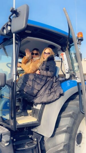 Naike Rivelli Instagram - Tutti per strada per la nostra terra, le nostre tradizioni e la nostra agricoltura! #naikerivelli 
@ornellamuti @il_gigante_buono14 
@ricottisnc @agenzia_ansa