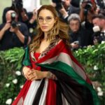 Naike Rivelli Instagram - Non sono andata al Met Gala, ma anche se ci fossi andata nessuno mi avrebbe comunque fotografata. Perché se mi avessero fatta entrare sarei andata con questo abito. Come minimo. Lo potete vedere nella foto. Questo sarebbe stato l’unico motivo al mondo oggi, nel 2024, per mostrarmi in un evento il cui tema era: The Garden of Time. Nel giardino del tempo ci sono soprattutto gli errori fatti dagli esseri umani. Su questo magari si dovevano soffermare, non sulla sabbia e i fiori… ma proprio quel tempo… che passando ci insegna a non commettere più gli stessi errori e cambiare in meglio. Oggi agli eventi più importanti ci viene vietato di esprimerci. Ci vietano di dire quello che sentiamo nel cuore e nell’anima. I social oscurano chi cerca di dare un po’ di consapevolezza, e viene visto male chi parla di “ceasefire” (cessate il fuoco) o addirittura di Pace come se fosse qualcosa di brutto. Non puoi avere compassione per un popolo perché hai paura di quello che lo opprime. Vi pare normale tutto questo? Non ho visto una spilla, uno slogan, una frase dedicata alla Palestina in questo sfarzo del Falò delle Vanità. Che capisco vada tutto in beneficenza per il Costume Institute del Metropolitan Museum of Art di New York, ma ragazzi, l’entrata a quello stesso museo è costosa e varia a seconda delle esposizioni, quindi 75 mila dollari a ticket (secondo il Post) e 350 mila dollari a tavolo. A quando ne so, manco per l’ospedale Regina Margherita li tirano fuori. Quanto cavolo di manutenzione ha bisogno questo super museo che, tra l’altro, ho anche visitato e apprezzato, ma credo si sia un po’ esagerando visto l’incasso record di 26 milioni di dollari. Specialmente visto che sullo stesso pianeta, abitato dalle stesse persone ma di luoghi diversi, é in corso un… come vogliamo chiamarlo, se non possiamo dire genoci.... chiamiamolo massacro senza precedenti? Tutti che vanno a parlare di cambi del tempo attraverso la moda… quanti soldi spesi, quanta pubblicità, il mondo si ferma per osservare la sfilata alla “Hunger Games” e nessuno che ha avuto il coraggio o il permesso di fare l’unico statement mancate: “Peace for Palestine”. 🇵🇸 #freepalestine