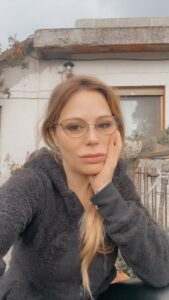 Naike Rivelli Instagram - Direttamente dal Sud di Italia 🇮🇹 Un appello a @giorgiameloni che è così social e attiva nei social media. Tanti selfie e tanti video dove ci parla a noi popolino. Noi che ogni tanto umilmente chiediamo aiuto. Ma il silenzio da parte tua diventa sempre più grande e palpabile. Non si può fare come fanno gli influencers. Se metti la faccia sui social poi dovresti anche rispondere a qualcuno di noi ogni tanto. Se no ci si domanda a chi ti riferisci quando fai i tuoi social media video a gli italiani. Non è un monologo il social, dove ti esprimi solo tu. É un modo per SOCIALIZZARE CON GLI ALTRI. In questo caso, il tuo popolo italiano e i tuoi agricoltori. Quelli che seminano le tue pesche 🍑 tanto amate negli spot tv. Incredibile che ci mettiamo la faccia io e la mamma @ornellamuti , ma li da voi: Silenzio assoluto. Questo governo mi fa tanta paura. Evviva la gente umile, evviva le persone vere, con i piedi per terra, evviva chi coltiva, evviva gli agricoltori, evviva i semi. #scioperoagricoltori #naikerivelli @ornellamuti #ilgigantebuono #calabria #presidio #passaparola Ps) Sticazzi di Sanremo se a tavola mangeremo farina di grilli e ortaggi dall’estero. Non fatevi distrarre da altro. Serve che tutti ci uniamo per la nostra terra. Ora. Adesso. Tutti insieme.