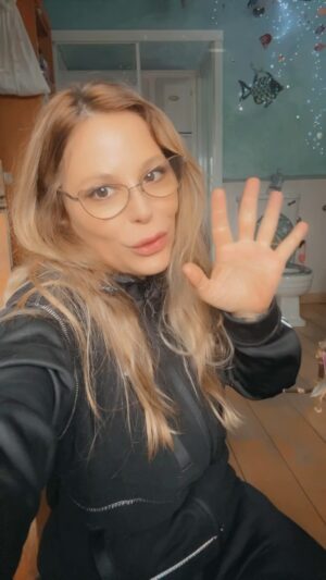 Naike Rivelli Instagram - Fatevi una domanda e datevi una risposta: distrazione di massa. Basterebbe tenerci per mano e scendere in piazza tutti assieme. L’unione fa la forza. Siccome questo ormai lo sanno, fanno di tutto per dividerci, metterci uno contro l’altro. Così siamo distratti dalla verità. La verità è che il nostro governo fa di noi, della nostra terra, del nostro cibo, della nostra salute e della nostra informazione, quello che vuole. Noi tutti Muti. 🤐 #alziamoleteste #insieme #insiemesiamopiùforti #sanità #politica #armi #decisioni #valori #naikerivelli @ornellamuti 
@fratellidicrozza #fedez @ilfattoquotidianoit