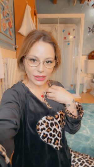 Naike Rivelli Instagram - Visto che le informazioni in Italia della nostra Stampa non raccontano quasi nulla se non tutti le stesse cose e gli stessi articoli con le stesse identiche parole, vi diamo una bella notizia noi. Abbiamo fatto richiesta dí intervistare il Primo Ministro Tedesco, per sapere tutto su la liberalizzazione della Cannabis in Germania! 🇩🇪💚🙏🏼📣🇮🇹 
@ornellamuti @_celebritynetwork_ 
@vascorossi @megliolegale 
@ornellamutihempclub @cannabis_medical_center @nonnespinello @ledevotedimaria_ @canapamundi_official @cannabiscienza.it @cannabisforfuture 
@adnkronos_