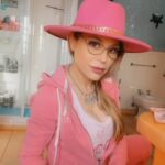 Naike Rivelli Instagram – Tante persone non possono prendere i farmaci tradizionali. Certi sono intolleranti, altri non hanno i risultati desiderati, altri sono semplicemente contrari a Big Pharma e cercano cure alternative. Poi ci sono coloro che si aiutano aggiungendo cure palliative a quelle tradizionali. 
Penso che l’informazione sia il regalo piu grande che uno può fare a se stesso. 
Capire bene cosa c’è a disposizione e cosa funzione meglio per curarsi o aiutarsi per qualsiasi tipo di problema di salute. 
In Italia l’informazione sulla cannabis medica te la devi andare a cercare personalmente. Solo nei centri come il @cannabis_medical_center ho trovato dottori che non hanno paura a prescrivere la cannabis. I medici di solito sono subito pronti a darti il farmaco di turno. Molti sono addirittura contrari a terapie alternative. 
Ci tengo a precisare che in Italia l’erba viene venduta dalle farmacie. 
L’Ornella Muti Hemp Club @ornellamutihempclub è un associazioni che è stata creata per informare tutti su i vari usi della cannabis. 
Non vorrei fare nessun errore di comunicazione. 
@ornellamuti #ornellamuti #cannbismedical