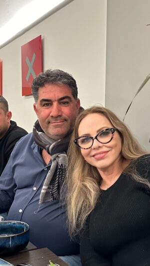 Naike Rivelli Instagram - Abbiamo lasciato un regalo speciale a Sanremo, chi cerca trova, e chi trova prenda. Tutto in beneficenza. Quella fatta di persona. 
Non avevamo nessun intenzione di salire sul palco e disturbare il Festival della Canzone Italiana. Abbiamo semplicemente risposto a chi ci ha invitato. Abbiamo scritto, chiamato e fatto appelli sui social e parlato con la stampa. Il nostro intento era di portare quel famoso comunicato stampa a Amadeus. I nostri agricoltori Calabresi l’avevano scritto. Avevamo con noi #antoniozangari @il_gigante_buono14  venuto proprio per spiegare di persona le problematiche . 
Silenzio. 
Oltre le persone fantastiche di Sanremo, oltre @striscialanotizia  @codacons_official  e gli agricoltori del presidio di Sanremo, oltre questo un grande silenzio. 
 Da Ama , da Fiore…  silenzio stampa. Due uomini che non sono venuti a salutare mia madre @ornellamuti che è stata più di due ore sotto la pioggia a distribuire arance. WoW. Che galanteria 🤣
Grande professionisti. Capisco che tra multe x pubblicità occulte ed errori di comunicazioni, affrontare due donne e un gruppo di agricoltori che volevano regalare qualche arance e parlare della situazione degli agricoltori in Italia, non era una loro prerogativa.
Comunque per me sono e rimarranno due grandi piccoli uomini egoici e maleducati. 
Avere il coraggio di confrontarsi non è una cosa da tutti. Ciaone Sanremo. Ringrazio chi ci ha ospitato in Hotel, ma noi preferiamo tornare a casetta nostra. ❤️🙏🏼🚜🇮🇹📣🍊
Spero che la fama e la popolarità di mamma @ornellamuti famosa in tutto il mondo, abbia dato loro voce comunque, ho saputo che oggi ne hanno parlato più fuori dall’Italia che in Italia stessa!  A noi non serve il palco di Sanremo per farci sentire, ricordatevelo! #evvivalamamma #evviva #agricoltoritaliani 
@ornellamuti #naikerivelli 
@il_gigante_buono14 
@striscialanotizia @codacons_official @adnkronos_ @alisatoaff @gabriellazangari @_fedezangari 
#sanremo #chevergogna 🙈😘🍊👋🏻👋🏻👋🏻👋🏻👋🏻👋🏻👋🏻👋🏻👋🏻👋🏻👋🏻👋🏻👋🏻👋🏻👋🏻👋🏻👋🏻
@holacom @parismatch @bild @tatler_russia