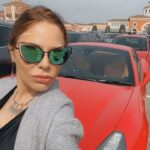 Naike Rivelli Instagram - Incredibile come tanta gente si sente rappresentata da un oggetto. Come se un brand potesse mai definire un anima, una personalità o un individuo. Un applauso a coloro che vivono liberi da questa schiavitù e che si sentono stocazzo anche in metro! ❤️💚💪🏻🥰😍🥰😍💚🥰🤪🤪🤪🤪🤪🤪❤️ #naikerivelli #metro #apiedi #mezzi #iosoioevoinonseteuncazzo