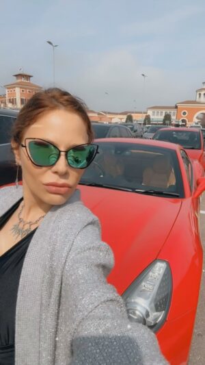 Naike Rivelli Instagram - Incredibile come tanta gente si sente rappresentata da un oggetto. Come se un brand potesse mai definire un anima, una personalità o un individuo. Un applauso a coloro che vivono liberi da questa schiavitù e che si sentono stocazzo anche in metro! ❤️💚💪🏻🥰😍🥰😍💚🥰🤪🤪🤪🤪🤪🤪❤️ #naikerivelli #metro #apiedi #mezzi #iosoioevoinonseteuncazzo