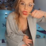Naike Rivelli Instagram - Meglio lavarsi con acqua e basta che con prodotti super chimici e con alti rischi di allergia alle parti intime per lo più! 🙆🏻‍♀️🤦🏻‍♀️🤷🏻‍♀️🙈🙈🙈🙈🙈🙈🤦🏻‍♀️🤦🏻‍♀️🤦🏻‍♀️🤦🏻‍♀️🙈🙈🙈🙈🙈🙈 @chilly_it @andrealarossa @ilsalvagenteit @codacons_official @yuka_app #yuka #app per vedere se quello che ti dicono è vero o solo marketing! #naikerivelli io lo usavo da ragazza, e mi creò un irritazione alle parti intime, sono intollerante a molti agenti chimici spesso usati i prodotti di igiene e cosmetica. @ornellamuti #influencerdiscelteintelligencer Io non mi muovo più e assolutamente non compro più senza vedere bene etichetta, inci e ingredienti. Sveglia gente! Sono tutti improvvisati influencer che sposano brand e ci parlano come pure come se fossimo deficienters! Non vi fidate del marketing e delle pubblicità e le celebrità che collaborano come se fossero le bocche delle verità. Spesso non è così. Anzi.