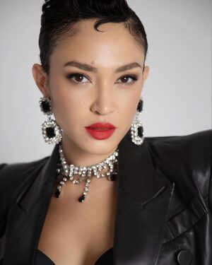 Naima Mora Instagram - Did I leave lipstick on your collar? … “Bird Of Paradise” a photo series by Naima 
Look 3 of 3
Shot by : Harris Davey @harrisdaveyphoto 

Posing gives me freedom. In the season of my career it’s all about fun for me. Exploring elements of femininity in this series, was also returning to my love of playing dress up and an homage to my childhood self. I wanted to play on the archetype of the early 90’s model and what my mom looked like to me growing up, a bird of paradise.

Wearing : @sergiohudsoncollection from @crescala