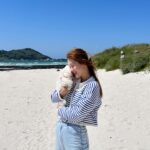 Nam Bo-ra Instagram - 머털이와 처음 맞이하는 여름☀️🌴 입양을 하고 머털이게 바다를 꼭 보여주고 싶었다😊 평생을 차가운 플라스틱 작은 켄넬에서 지냈을 머털이에게 플라스틱이 아닌 다양한 땅이 있고 넓은 세상이 있다는 걸 알려주고 싶었다. 모든게 처음일 머털이가 무서워하면 어쩌나 걱정 했는데 곧 적응하더니 이내 잘 걸었다🎶 작은 켄넬에서 나온지 이제 250일… 낮은 경사를 걷는 것도, 문턱을 넘는 것도 어려운 머털이에게 앞으로 편안하고 즐겁게 세상을 즐기는 법을 알려주고 싶다🧡