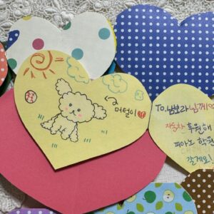 Nam Bo-ra Instagram - 저 차 뽑았어요💕

2년 전부터 매달 생일선물을 챙겨주고 있는 보육원이 있어요. 
작년 5월, 그곳에서 아이들이 20년 된 오래된 승합차로 
생활하고 있다는 사실을 알게 되었어요. 
그래서 1년 동안 열심히 일하고 돈을 모아 
올 해 5월, 신형 승합차를 선물했습니다. 

선생님들도, 아이들도 모두 정말 좋아해주셔서 
마음이 뿌듯하고 기쁩니다. 😄

이제 아이들이 안전하게 지낼 수 있게 되어 마음이 놓이구
더 넓고 깨끗한 차로 다닐 수 있게 되어 좋았어요☺

올여름엔 강원도로 수련회 가실 계획을 하고 계신다는데
앞으로 아이들과 방방곡곡 다니시면서
행복한 추억 많이 만드셨으면 좋겠어요🥰💕 

이렇게 나눌 수 있는 기회를 주신 하나님께 감사하고
함께 큰 기쁨을 나눌 수 있어서
진심으로 행복했어요💖

🚐 #보육원 #사랑나눔 #행복한순간 #기부#올해잘한일 
🏡후원문의: 계명원 (인천 강화군 양도면 강화남로518번길 6-41/ ☎️032-937-1755)