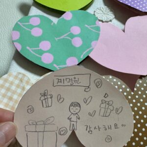 Nam Bo-ra Instagram - 저 차 뽑았어요💕

2년 전부터 매달 생일선물을 챙겨주고 있는 보육원이 있어요. 
작년 5월, 그곳에서 아이들이 20년 된 오래된 승합차로 
생활하고 있다는 사실을 알게 되었어요. 
그래서 1년 동안 열심히 일하고 돈을 모아 
올 해 5월, 신형 승합차를 선물했습니다. 

선생님들도, 아이들도 모두 정말 좋아해주셔서 
마음이 뿌듯하고 기쁩니다. 😄

이제 아이들이 안전하게 지낼 수 있게 되어 마음이 놓이구
더 넓고 깨끗한 차로 다닐 수 있게 되어 좋았어요☺

올여름엔 강원도로 수련회 가실 계획을 하고 계신다는데
앞으로 아이들과 방방곡곡 다니시면서
행복한 추억 많이 만드셨으면 좋겠어요🥰💕 

이렇게 나눌 수 있는 기회를 주신 하나님께 감사하고
함께 큰 기쁨을 나눌 수 있어서
진심으로 행복했어요💖

🚐 #보육원 #사랑나눔 #행복한순간 #기부#올해잘한일 
🏡후원문의: 계명원 (인천 강화군 양도면 강화남로518번길 6-41/ ☎️032-937-1755)