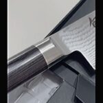 Nam Bo-ra Instagram - 이번에 칼 하나 장만🔪 무슨 칼 살까 엄청 고민하다가 우스토프랑 슌으로 좁혀졌는데 아무리 봐도 디자인 면에서 슌이 더 내 스타일이라 슌으로 결정! 깔끔하면서 절제된, 무게감 있는 디자인 그리고 칼 밸런스, 그립감도 참 좋아, 잡으면 손에 착 감기는 게 예술이다😆 여자가 쓰기에 부담스럽지 않은 무게감이면서 적당히 묵직함도 있어 재료 썰때 칼 무게감에 쉽게 잘려나간다🥒 슌칼은 관리를 부지런히 잘해줘야 하는 번거로움이 있지만 그거 빼고는 장점이 더 많은 칼이다. 6,000원 더 내면 레이저 각인도 해준다길래 내 이름 석자도 야무지게 새겨보았다ㅎㅎ 영롱한 칼날✨🤩 너무 이쁘네💕