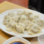 Nam Bo-ra Instagram - 이태원 가면 여기 꼭 가보세요🙌 #쟈니덤플링 육즙 가득가득 만두🥟 한입 베어 물때마다 육즙이 쫘악!!! 냉동 만두도 포장해서 오셔야 해요. 그래야 집에서 즐길 수 있거든요☺️☝️